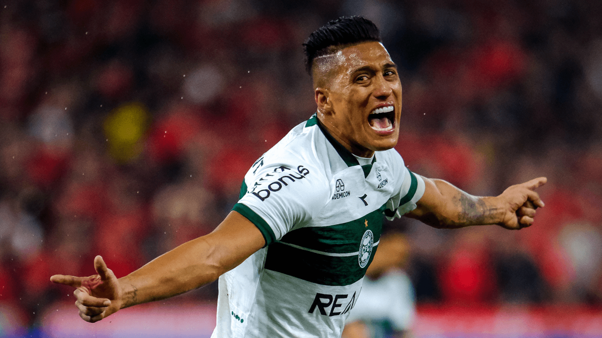 Coritiba vence o Athletico no clássico paranaense e dorme na liderança da Série B