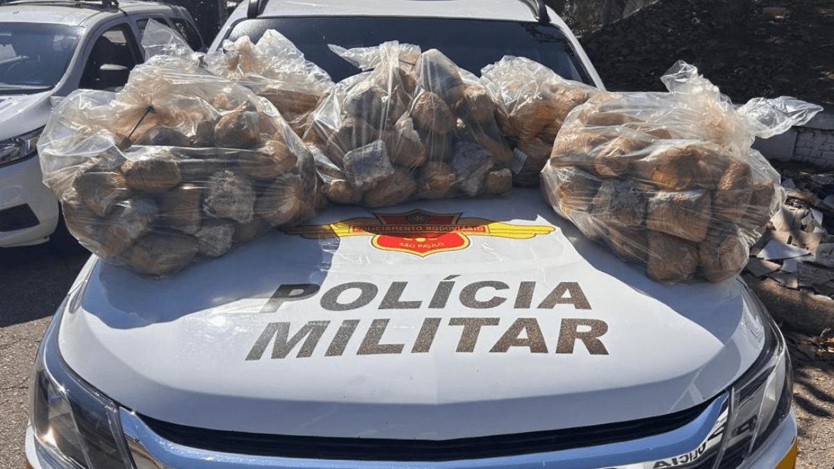 PM apreende 41,8 kg de skunk após perseguição, prende condutor e um foragido da Justiça