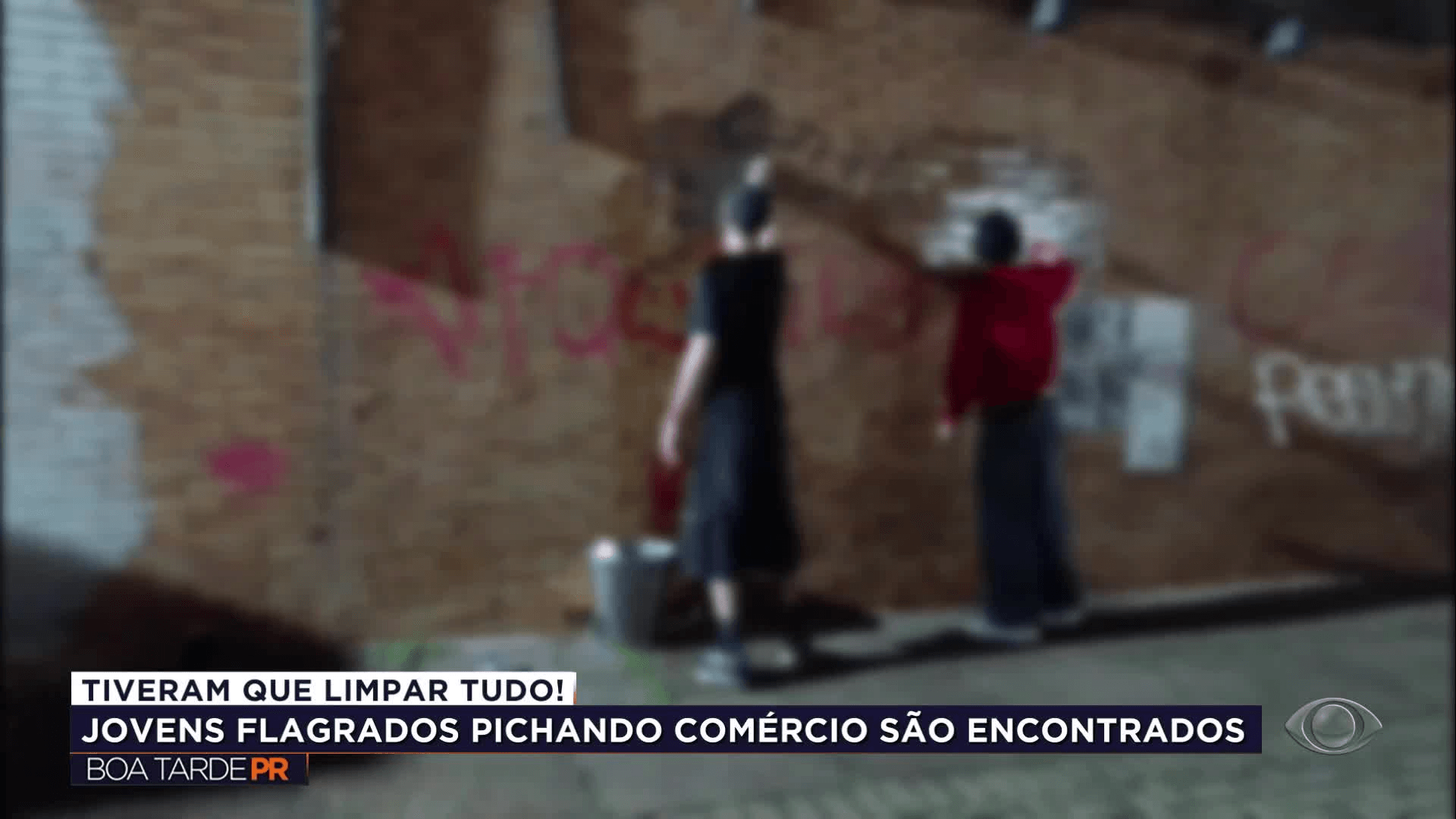 Jovens flagrados pichando comércio em Cascavel são obrigados a limpar as paredes
