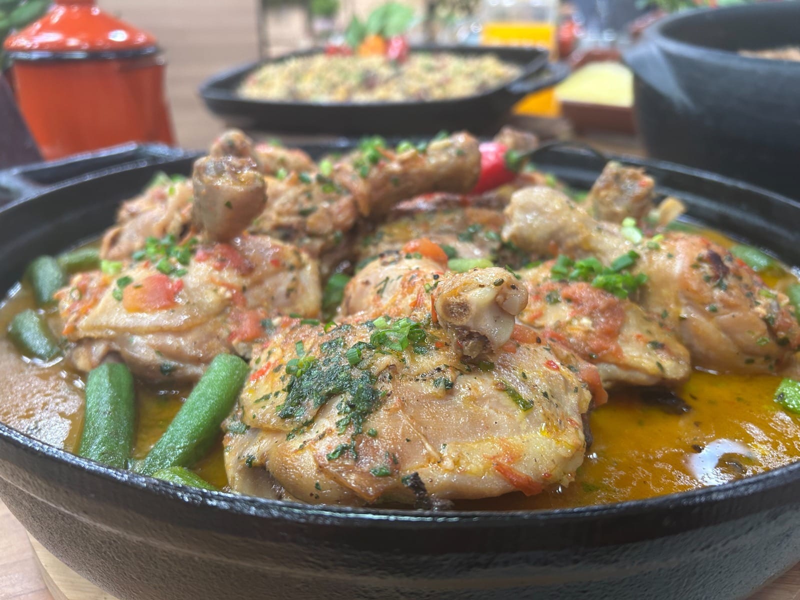 Frango com quiabo e tutu à mineira do chef Roberto Augusto | Band Receitas