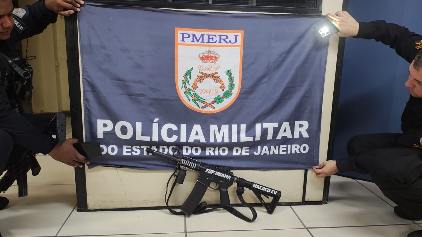 Fuzil é apreendido após confronto entre PMs e traficantes no Morro dos Macacos