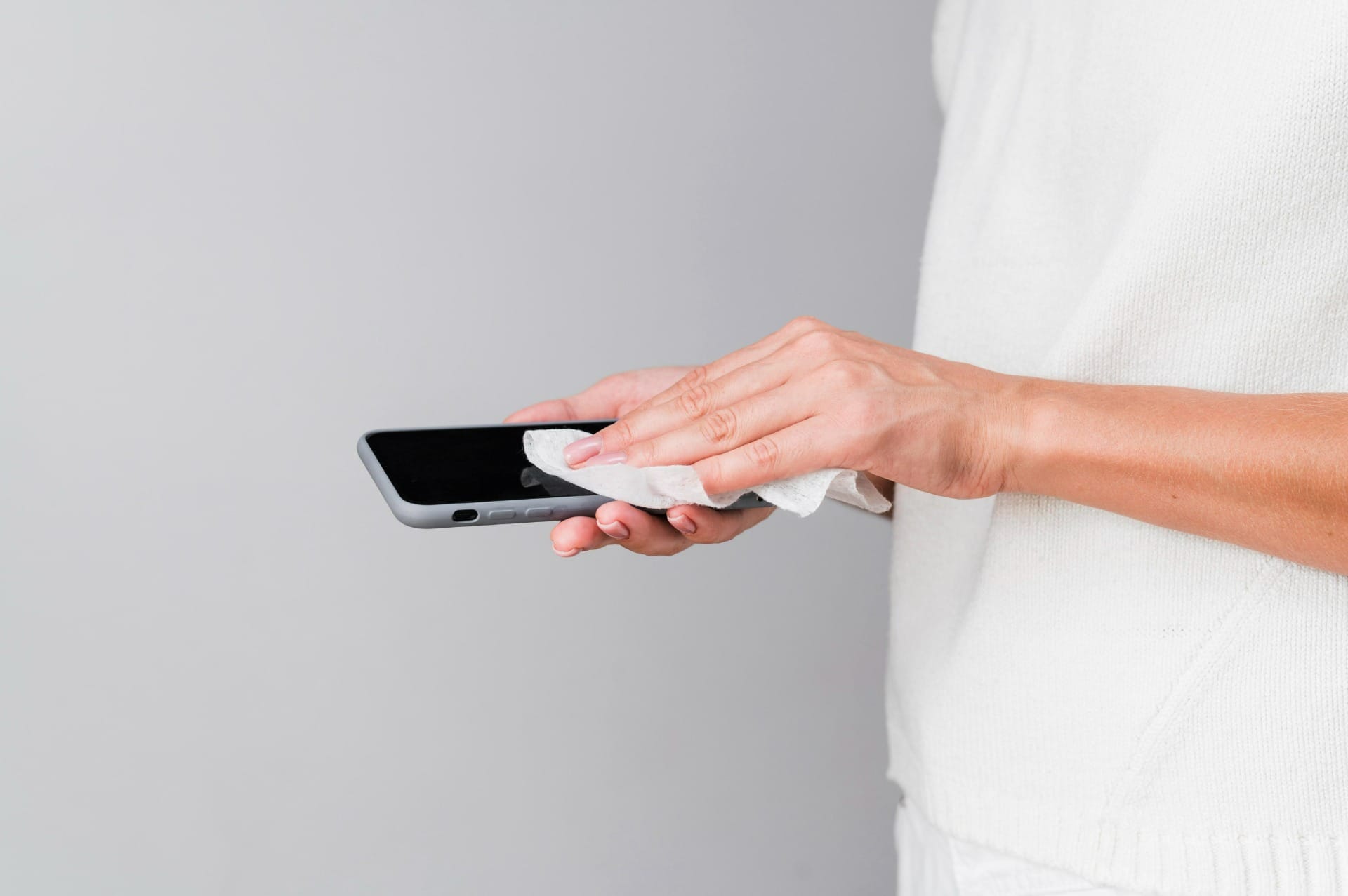 Não utilize água para limpar o celular, o ideal é usar álcool isopropílico. / Foto: Freepik