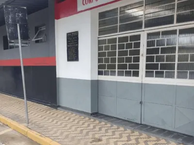 Homem é preso após jogar bomba caseira em frente à base da Polícia Militar em Cunha