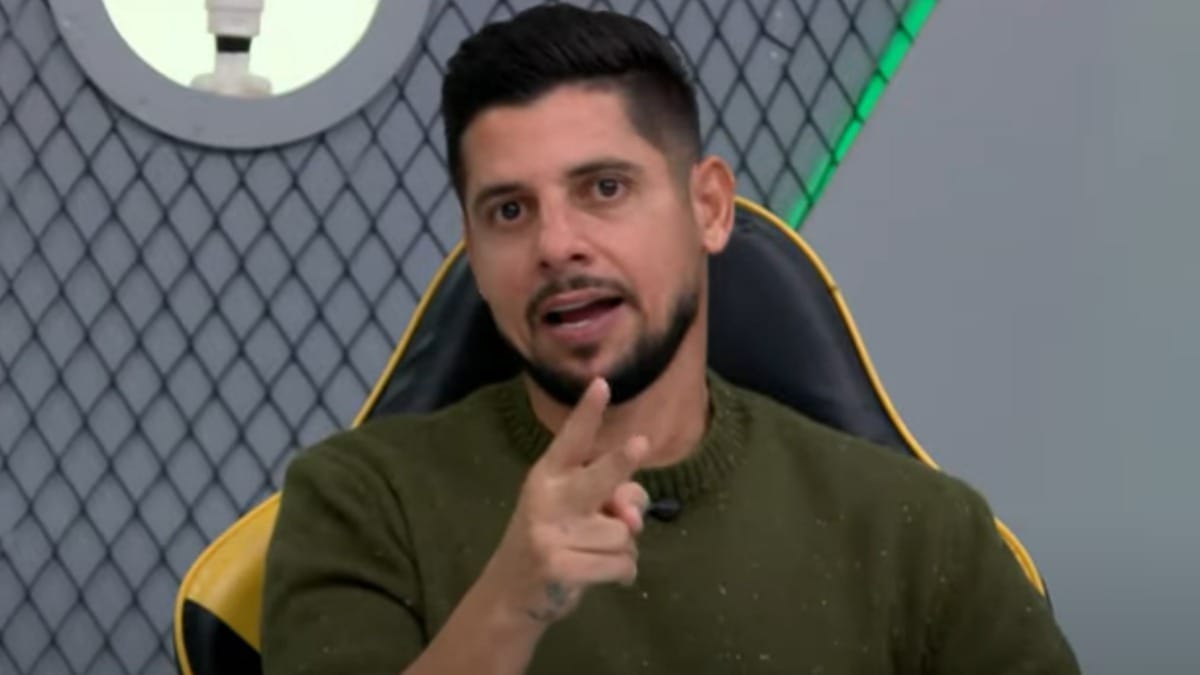 Cicinho revela que já ligou para árbitro após jogo para pedir desculpas