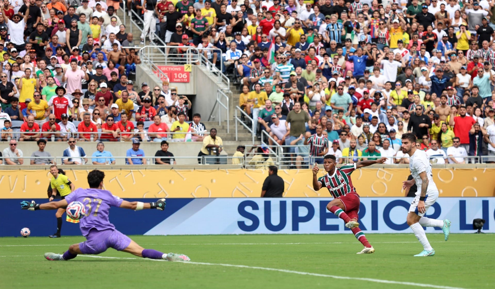 Hércules bateu no canto de Bono para marcar o segundo gol do Fluminense (Foto: REUTERS/Hannah Mckay)