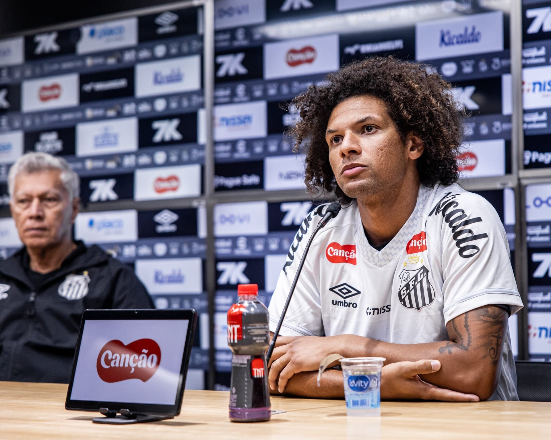 Arão se emociona em apresentação no Santos e pede tempo para estrear: "Preciso pegar ritmo"
