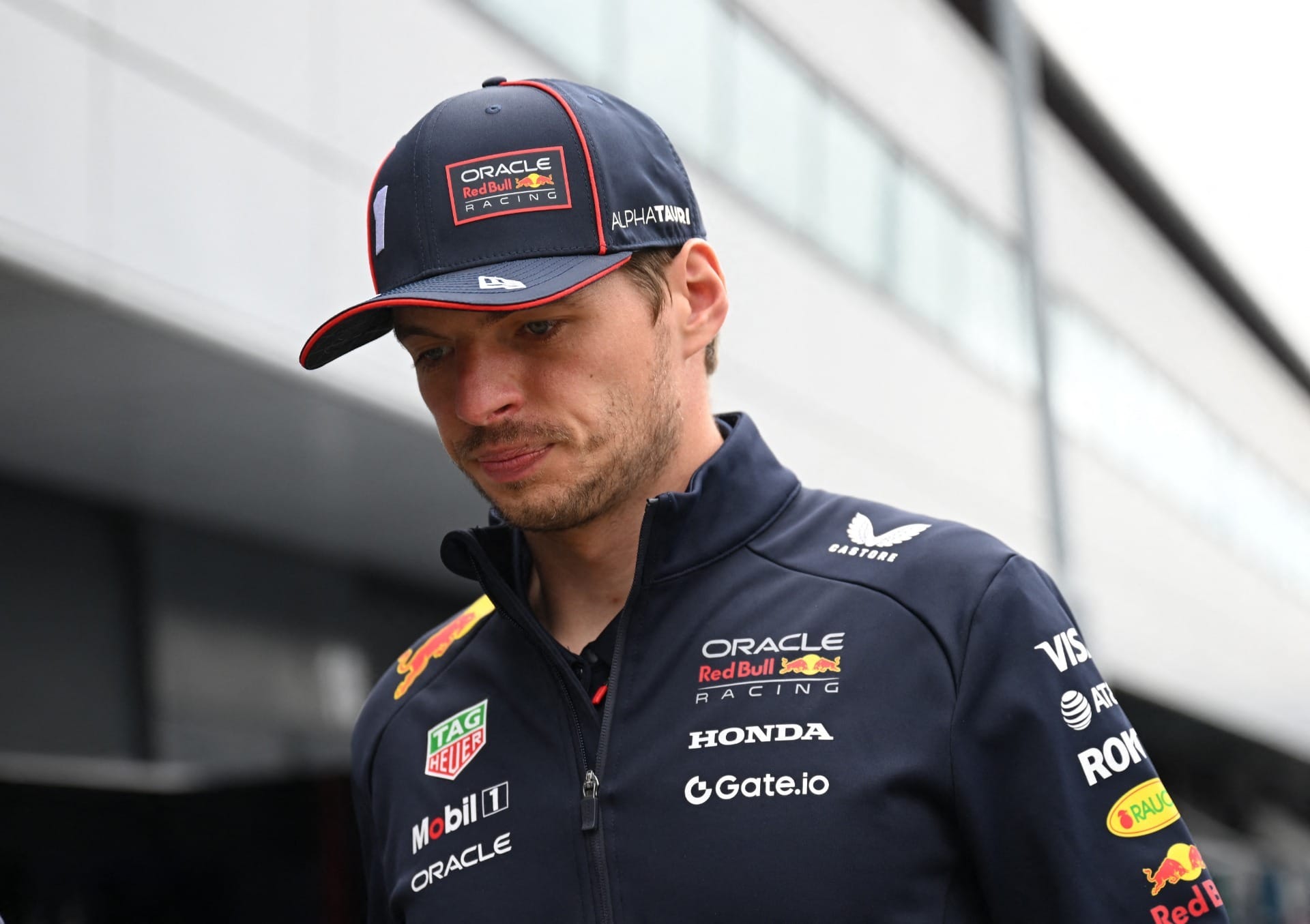 Erro raro de Verstappen marca GP da Inglaterra turbulento da Red Bull