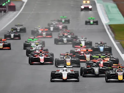Rafael Câmara segue líder da F3 mesmo com vitórias de Inthraphuvasak e Boya em Silverstone