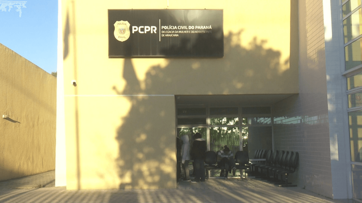 Criança é encontrada amarrada no banheiro de escola particular no Paraná