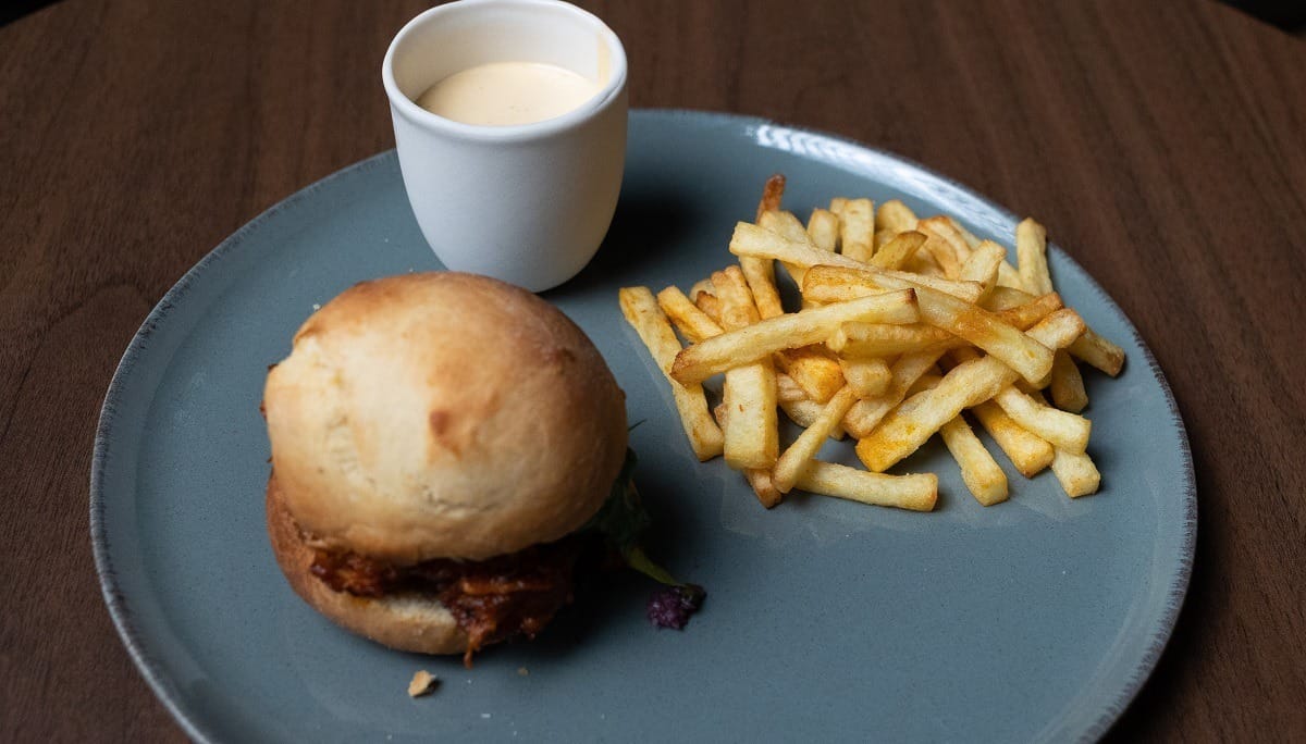 Hambúrguer de asinha de frango ao molho barbecue com batata frita e maionese de whisky | Band Receitas