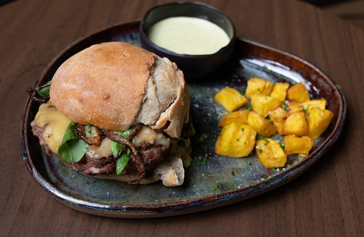 Hambúrguer de blend de costela com cupim e maionese de agrião | Band Receitas