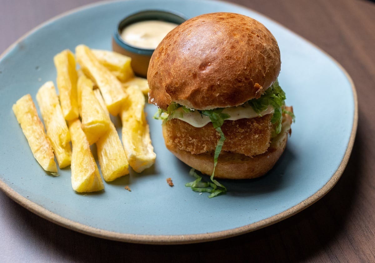 Hambúrguer de peixe empanado com picles de maxixe, maionese de missô e mandioca frita | Band Receitas