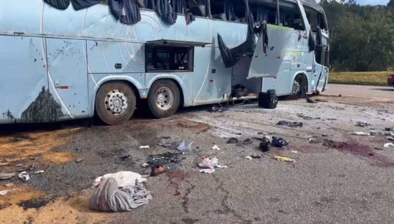 Ônibus com 36 pessoas tomba na Raposo Tavares, em Itapetininga, e deixa feridos
