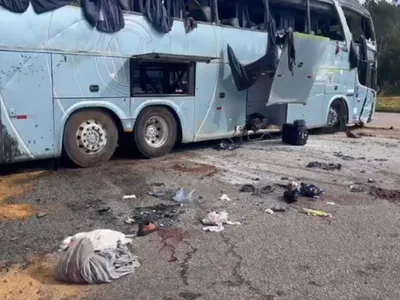 Ônibus com 36 pessoas tomba na Raposo Tavares, em Itapetininga, e deixa feridos