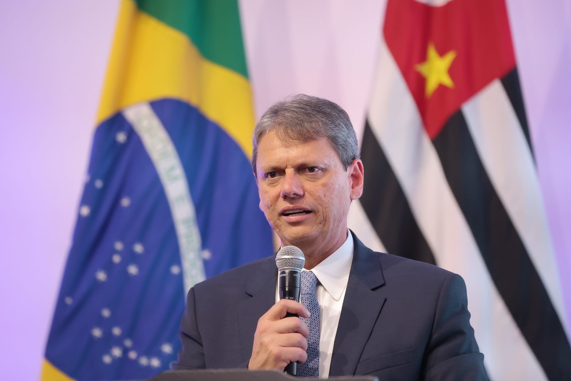 Tarcísio participa de jantar com Latino e empresários na casa do cantor