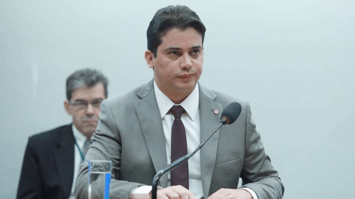 PF investiga fraudes em licitações e faz buscas em gabinete de deputado Júnior Mano na Câmara