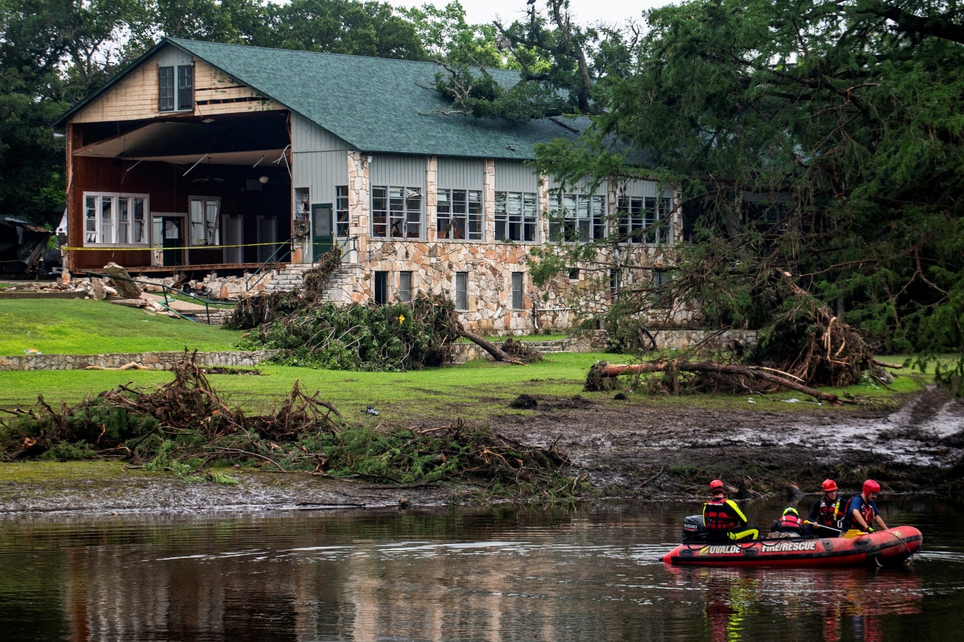 Equipes de busca continuam procurando por vítimas das enchentes perto do acampamento Camp Mystic, após as inundações mortais no condado de Kerr, no Texas, nesta segunda-feira (7) | Foto: Sergio Flores/Reuters