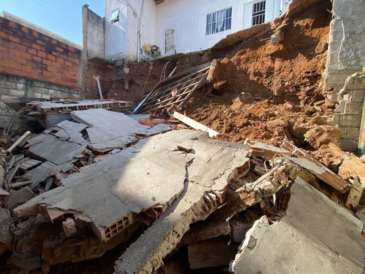 Após rompimento de tubulação, duas casas são interditadas e uma delas será demolida em Jacareí