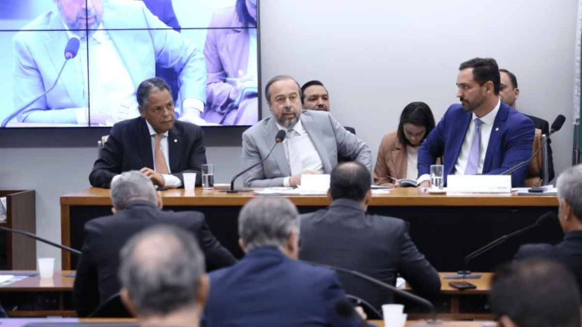 Governo prepara MP para reduzir encargos na conta de luz, diz ministro de Minas e Energia