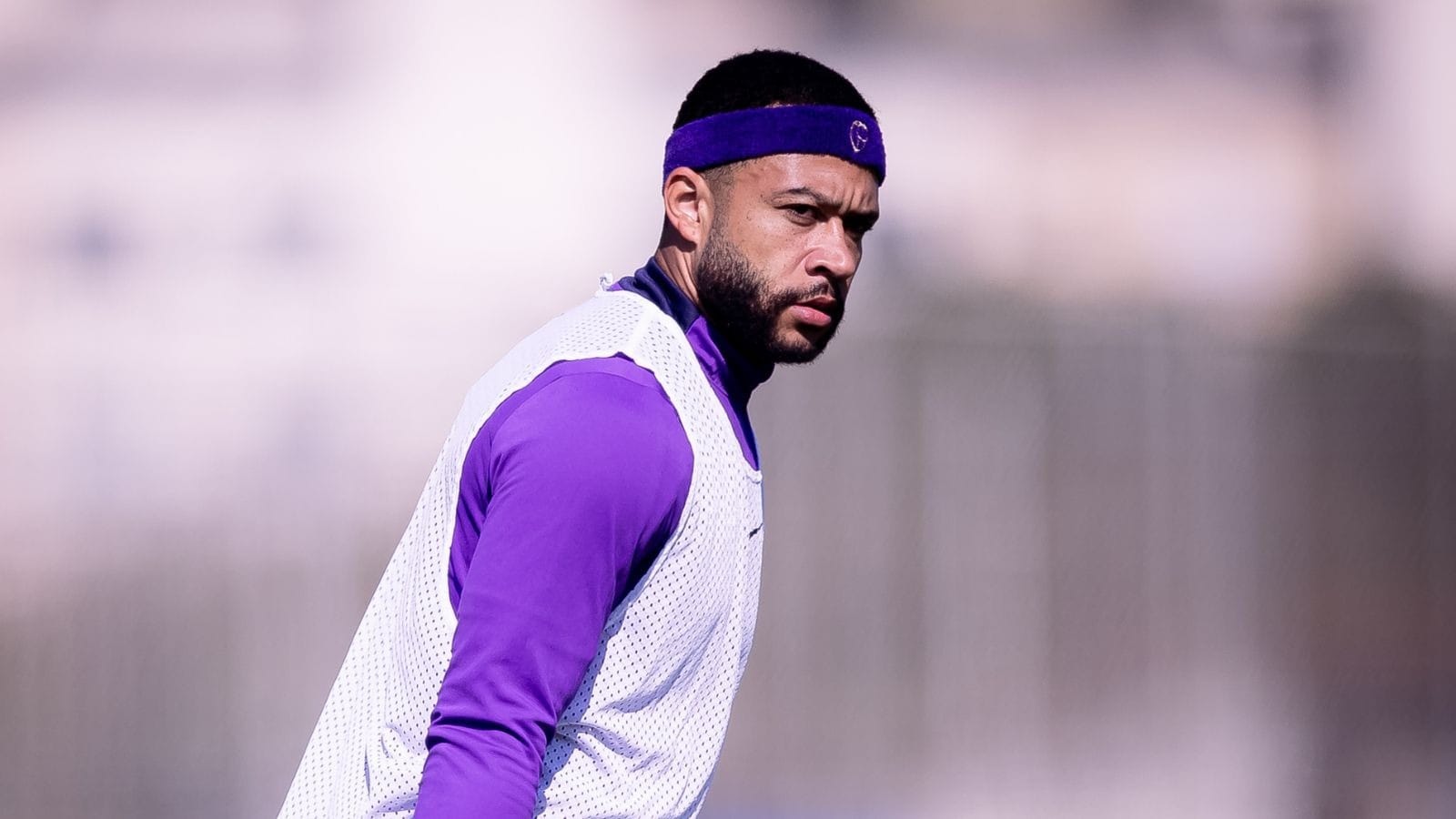 Neto: Corinthians pensa em abrir mão de Memphis Depay por conta do alto salário do atacante
