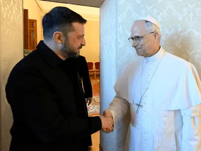 Papa Leão XIV se reúne com Zelensky e diz que Vaticano pode sediar negociações de paz