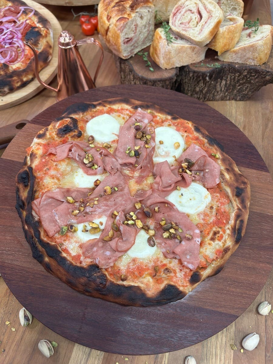 Pizza de muçarela de búfala, mortadela, pistache e melaço do chef Marcelo Buenomos | Band Receitas