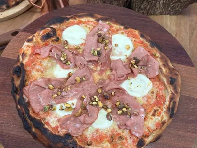 Pizza de muçarela de búfala, mortadela, pistache e melaço do chef Marcelo Buenomos | Band Receitas
