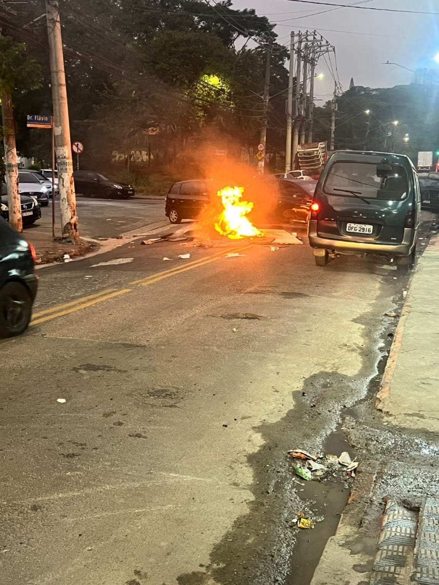 Protesto em Paraisópolis tem veículos virados, arrastão e fogo