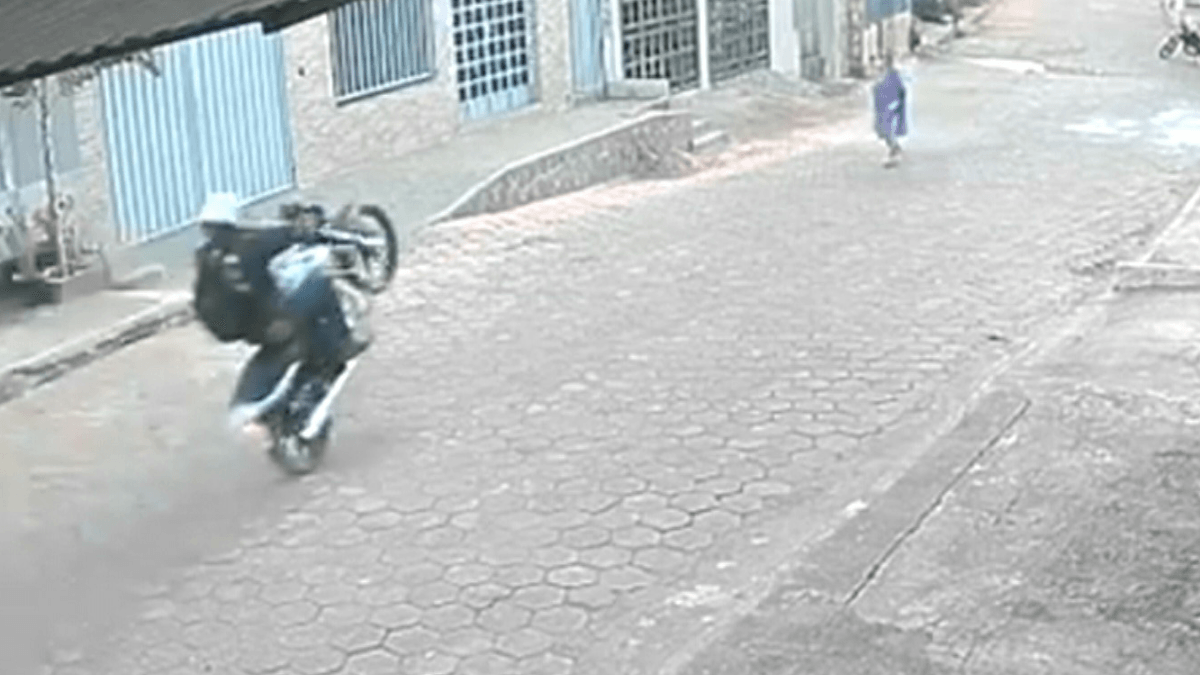 Vídeo: idosa morre após ser atropelada por motociclista que empinava moto em MG