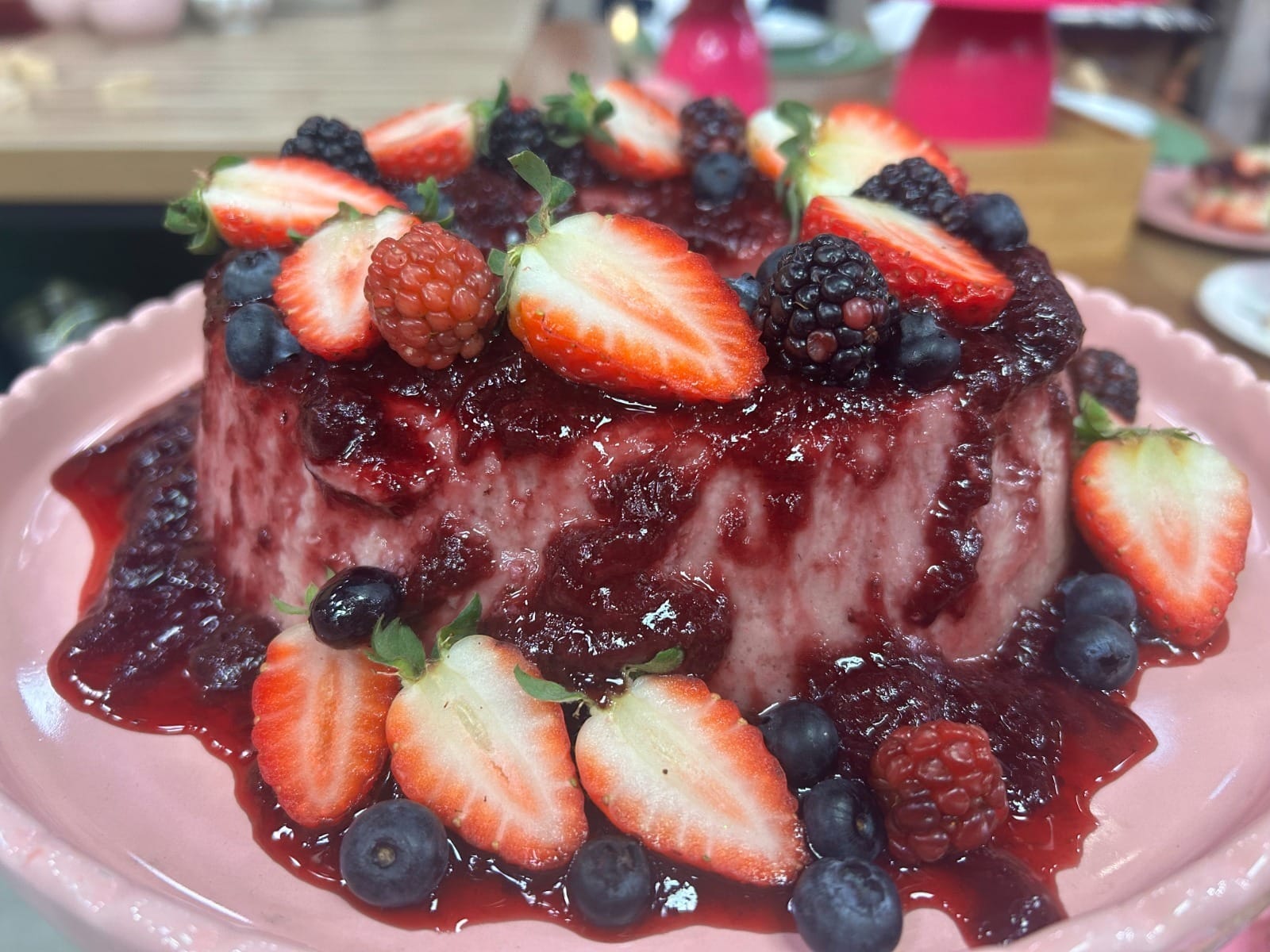 Brigadeirão de frutas vermelhas da chef Ana Piku | Band Receitas