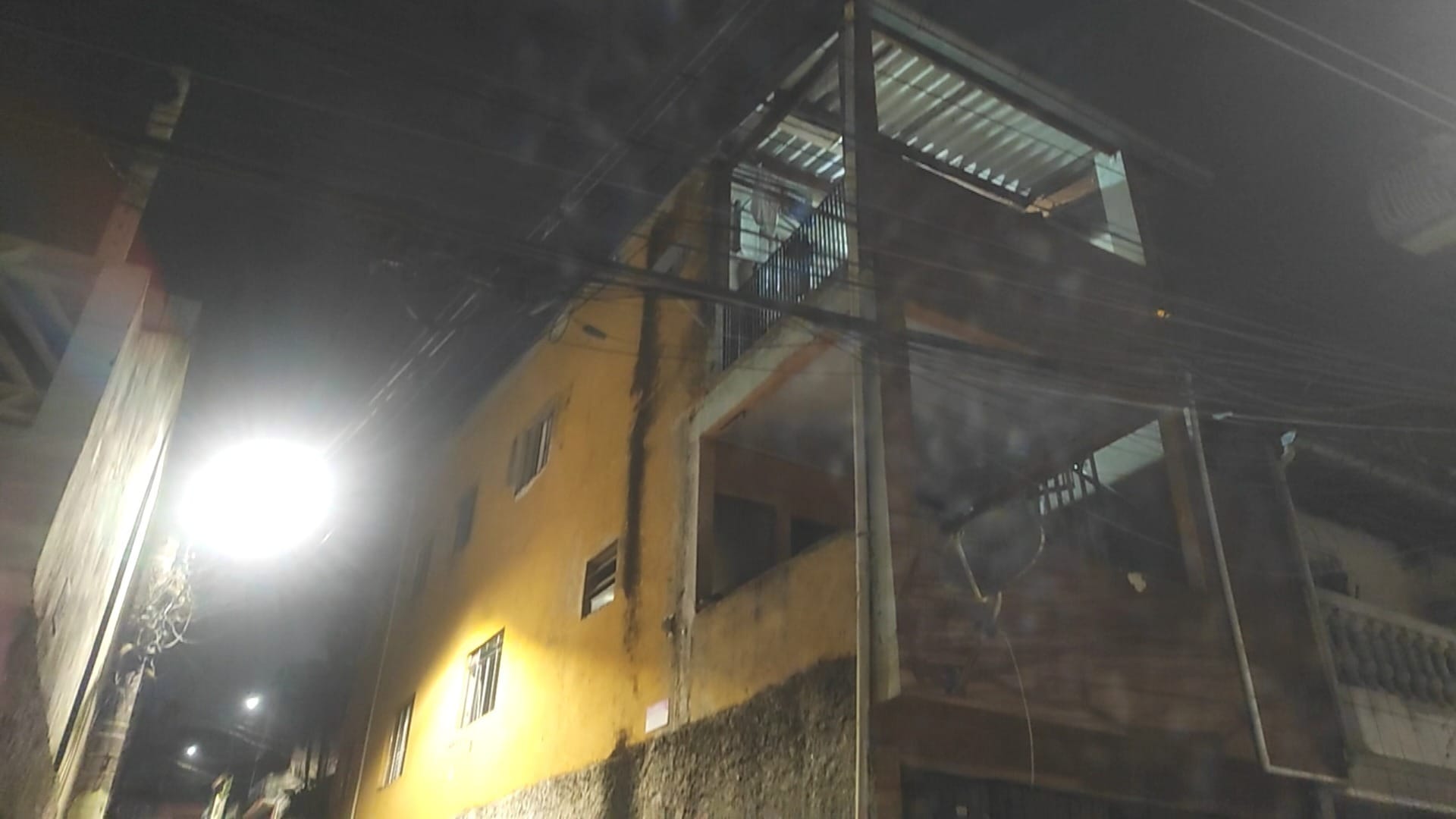 Menino de 11 anos morre após cair de imóvel de dois andares na Grande SP