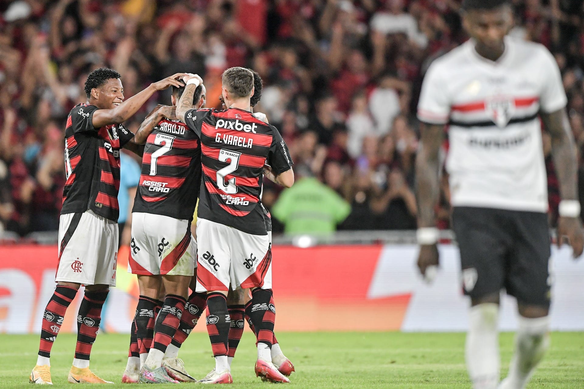 Luiz Araújo abriu o placar no Maracanã com um golaço (Foto: Thiago Ribeiro/Agif
