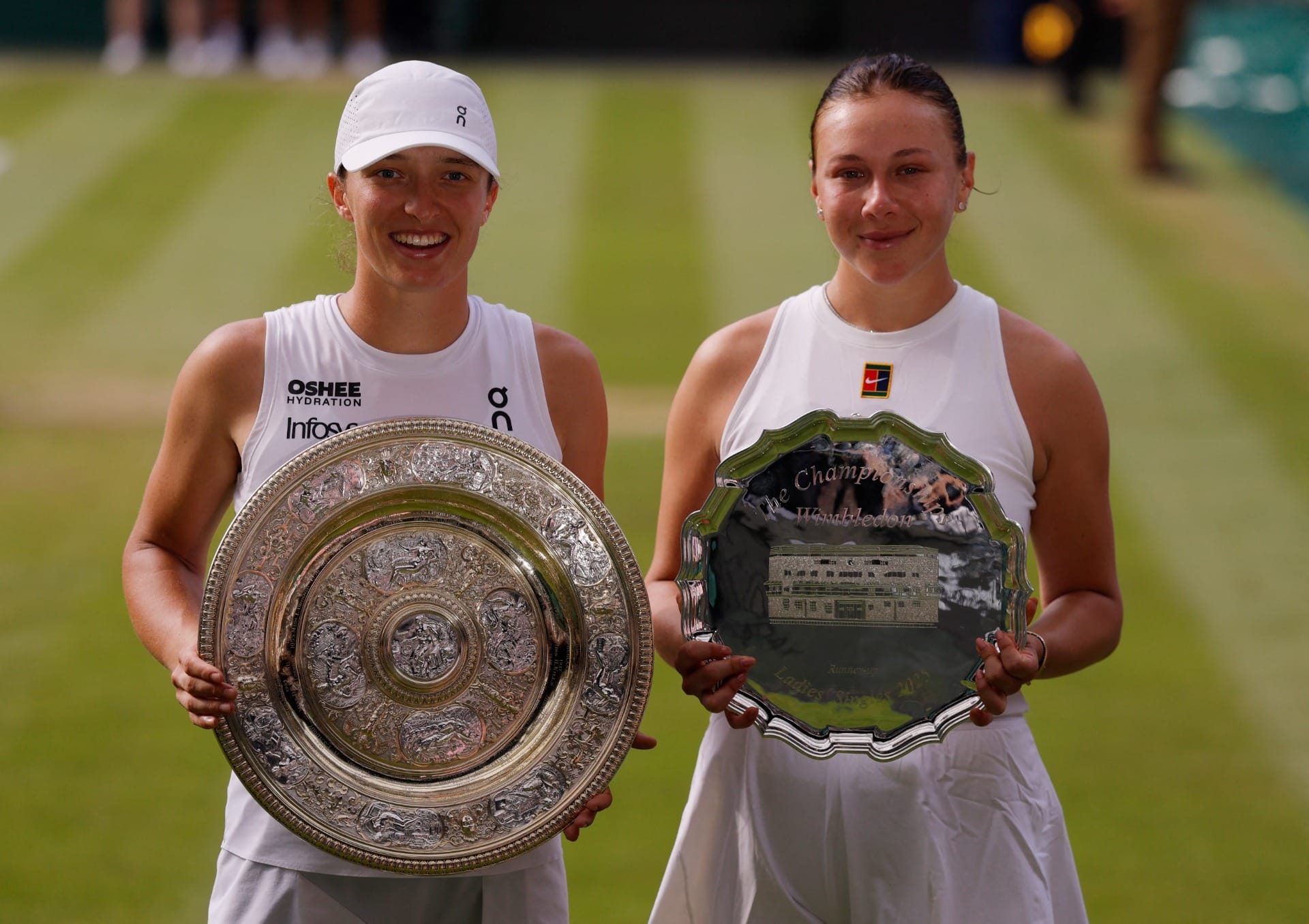 Wimbledon: A vencedora Iga Swiatek, da Polônia, posa com o troféu ao lado da vice-campeã Amanda Anisimova, dos EUA, após a final feminina de simples | Foto: Andrew Couldridge/Reuters