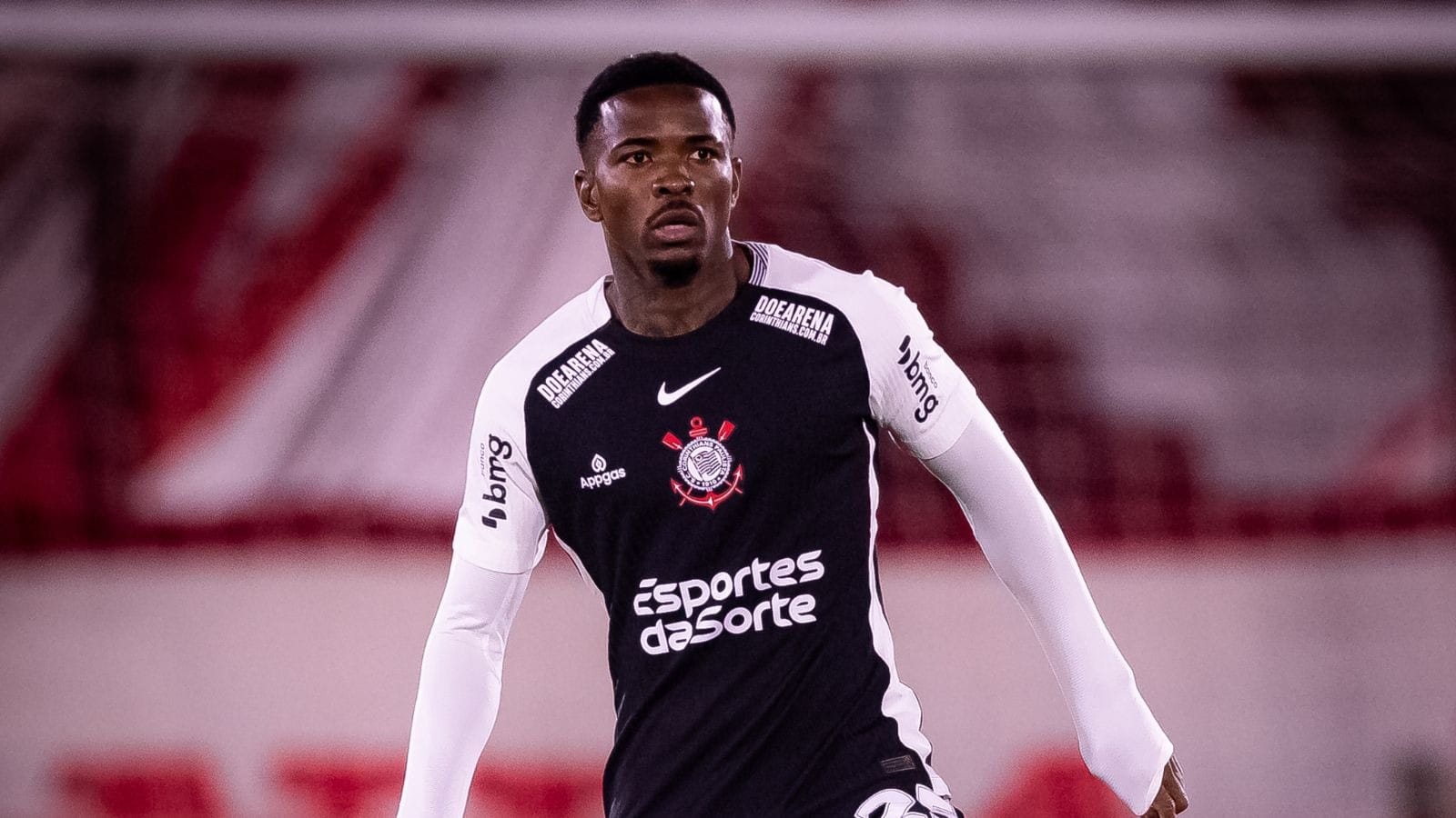 Cacá diz que não fez pênalti e detona árbitro após derrota do Corinthians: "Tem más intenções"