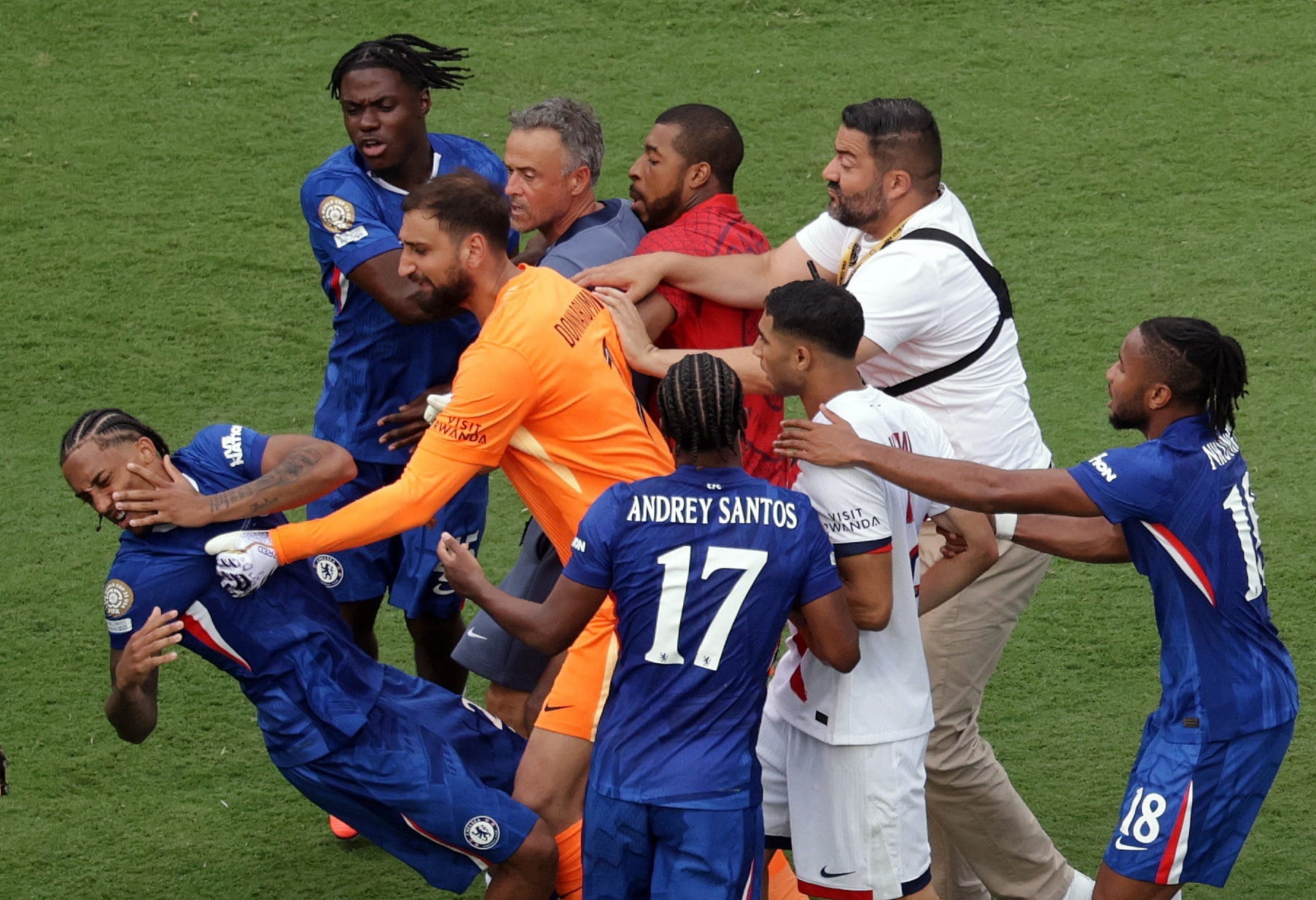 Final do Mundial tem confusão generalizada pós-jogo e tapa de Luis Enrique em João Pedro