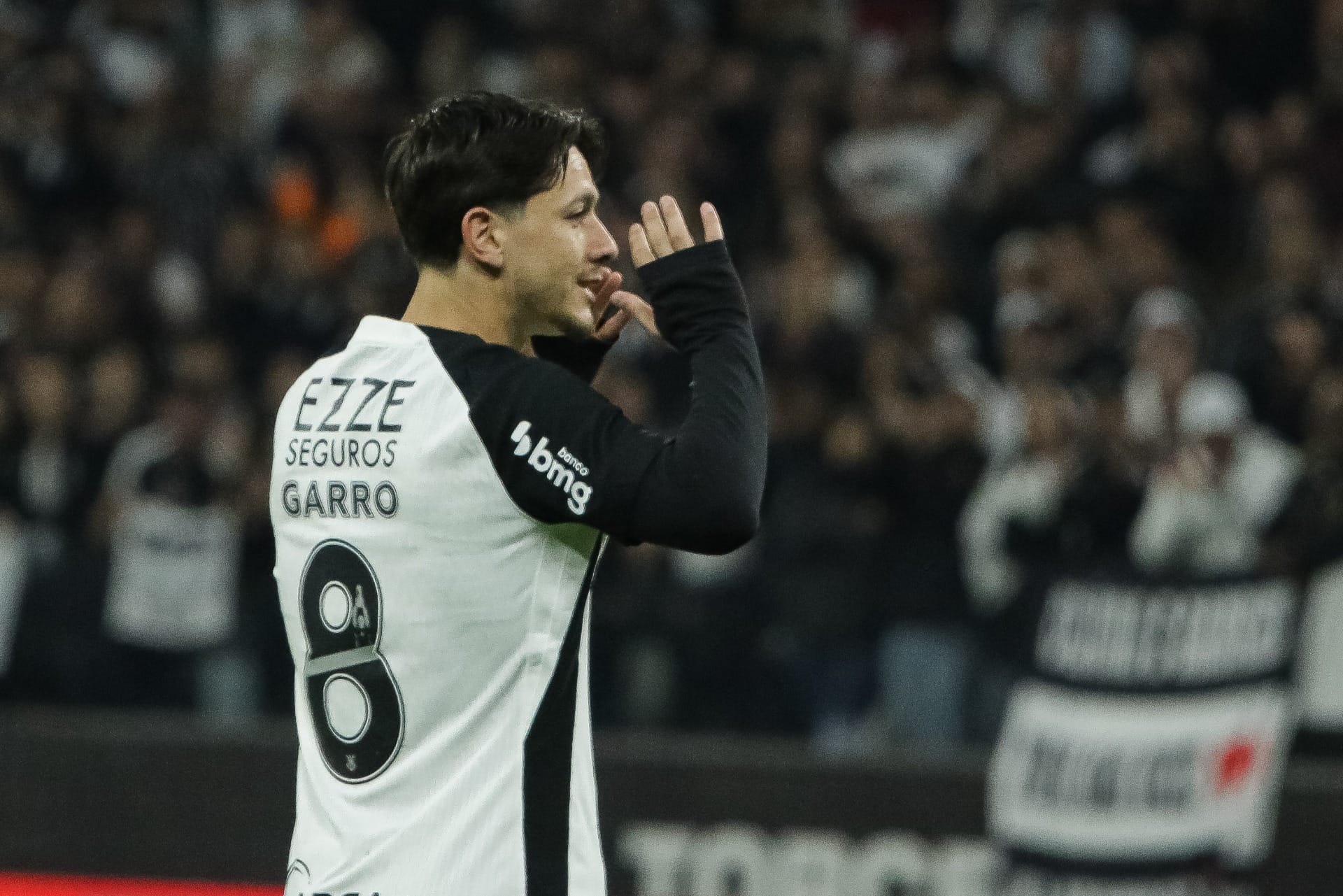 Velloso aponta motivo para queda de Garro no Corinthians: "A camisa 10 mexeu com ele"