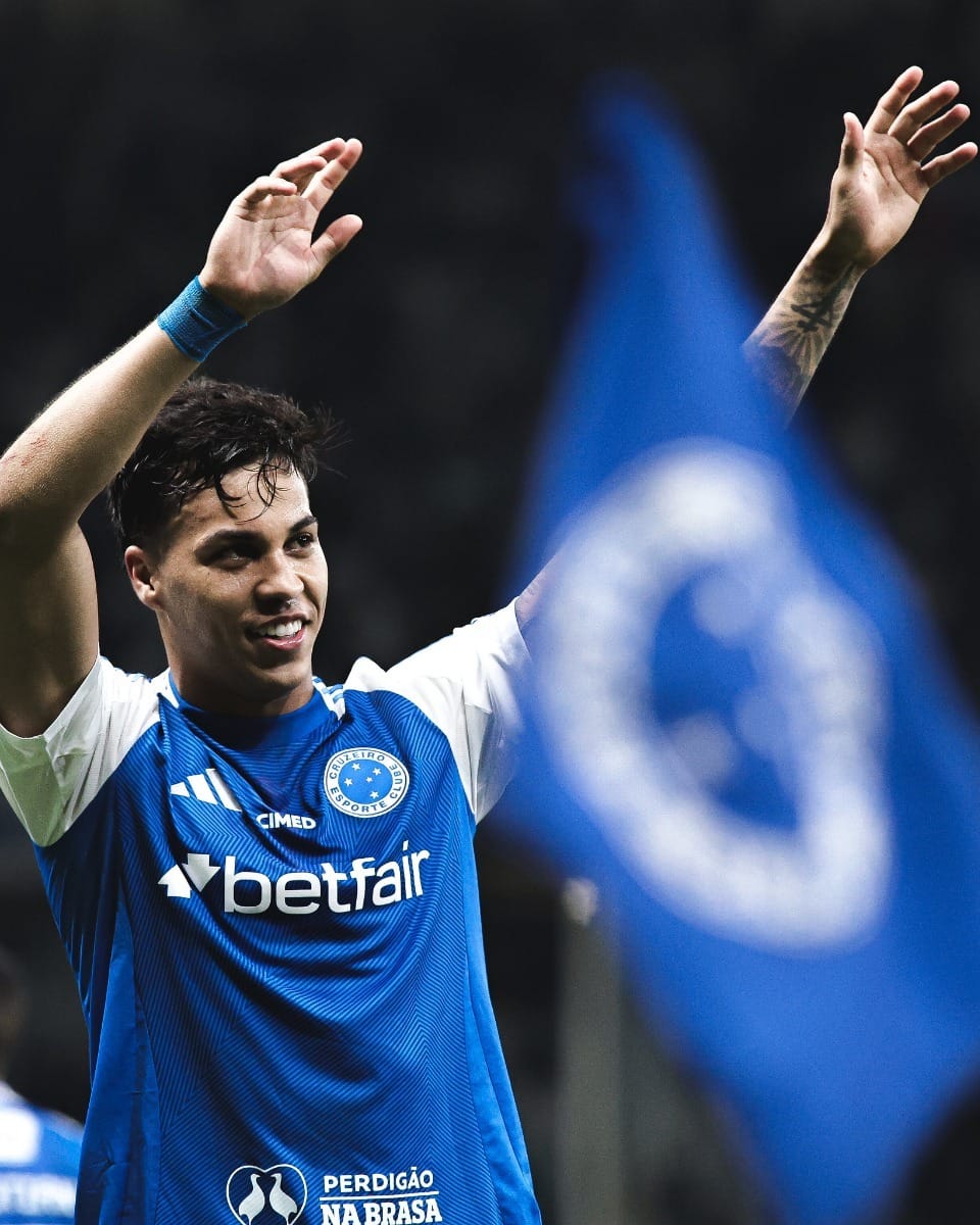 Kaio Jorge faz 3, Cruzeiro goleia o Grêmio e segue na caça ao líder Flamengo