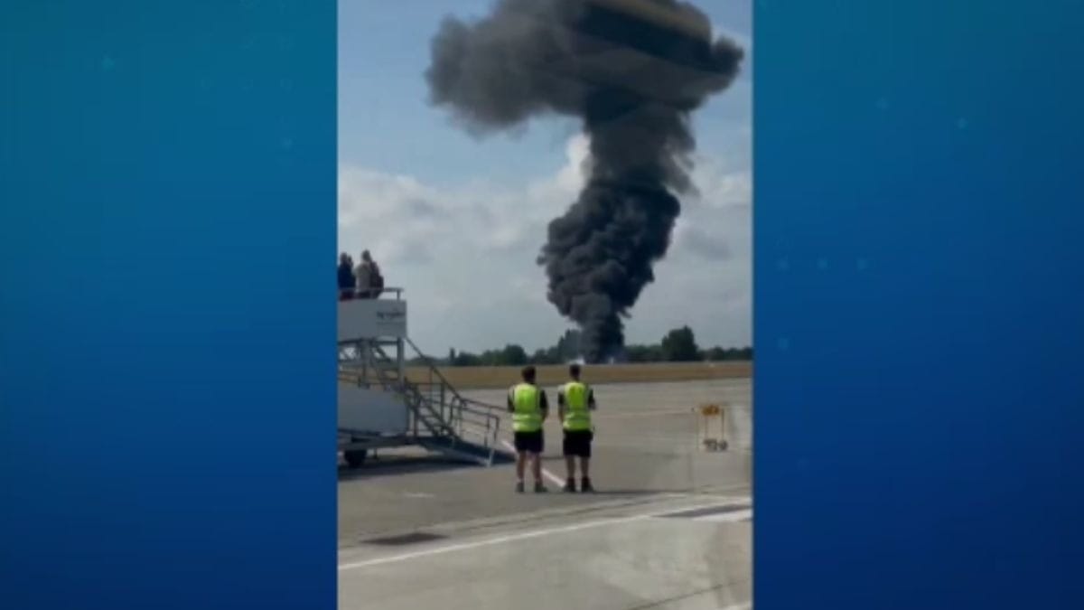 Avião de pequeno porte cai após decolagem em aeroporto próximo a Londres, na Inglaterra