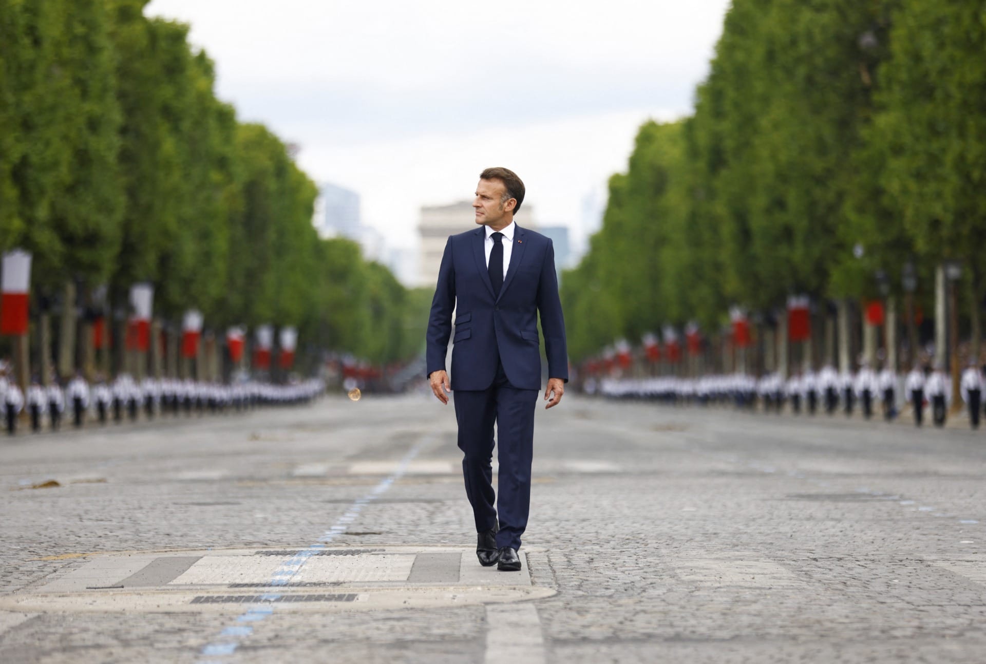 França anuncia expansão militar e presta homenagem ao Brasil no Dia da Bastilha