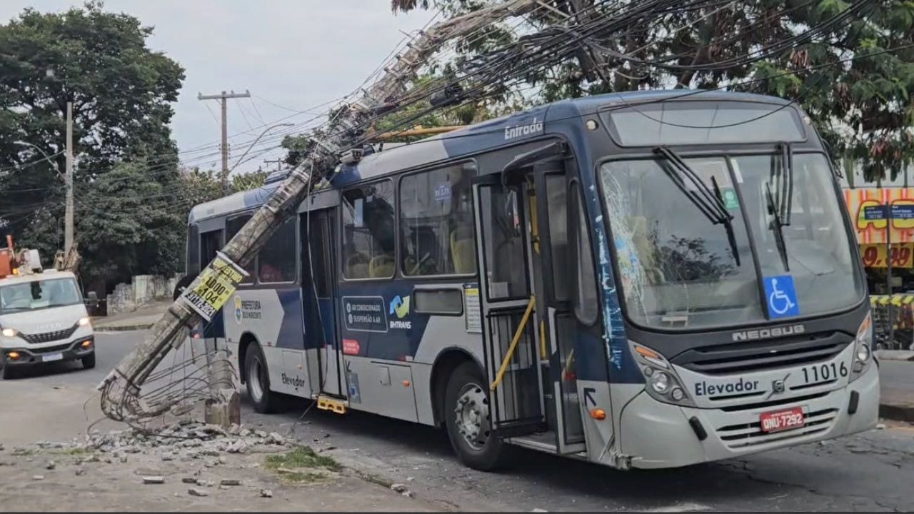 Motorista se distrai ao cobrar passagem, perde controle de ônibus e bate em poste na capital