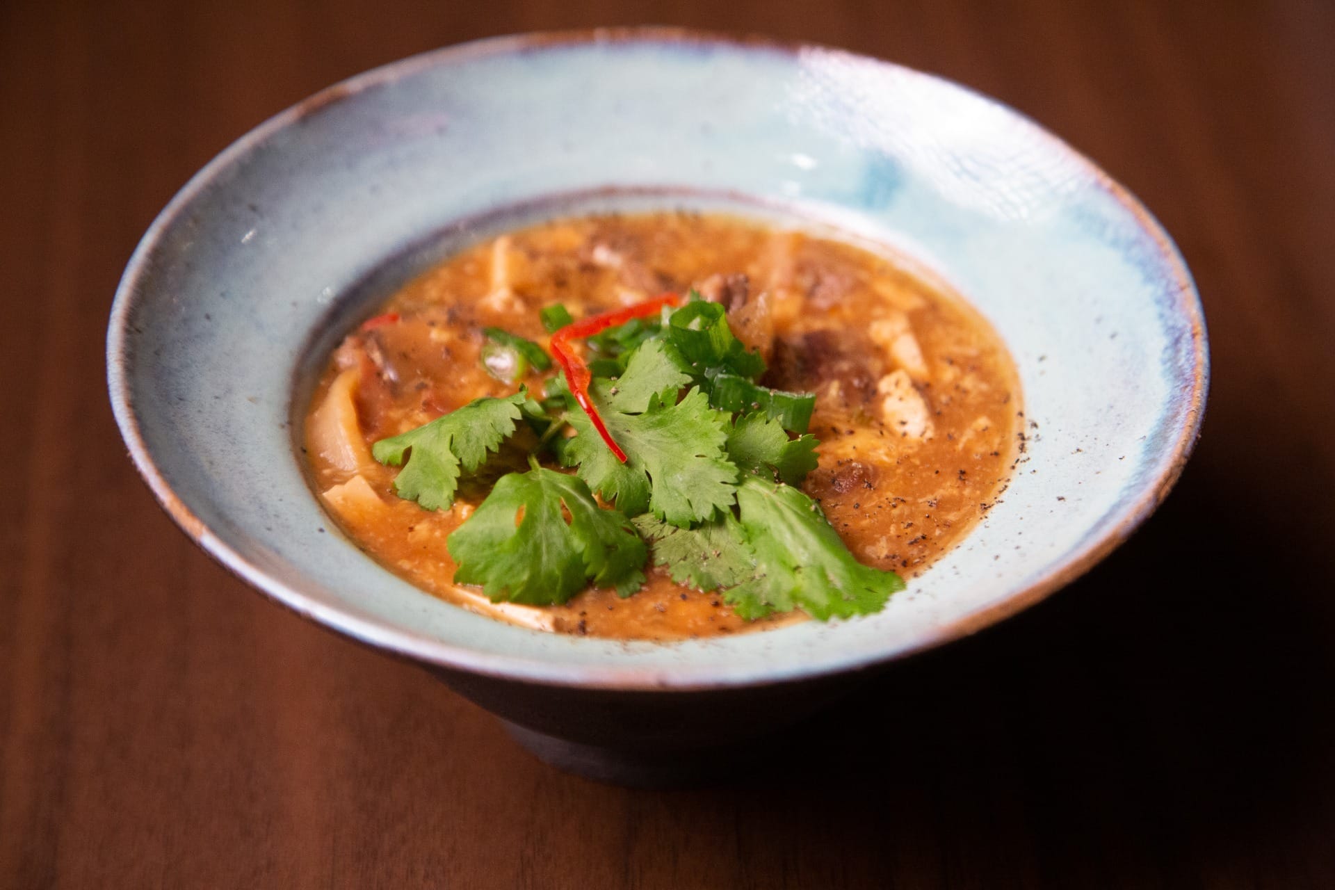Sopa picante e azeda (hot and sour soup) fermentada de pato com tofu | Band Receitas