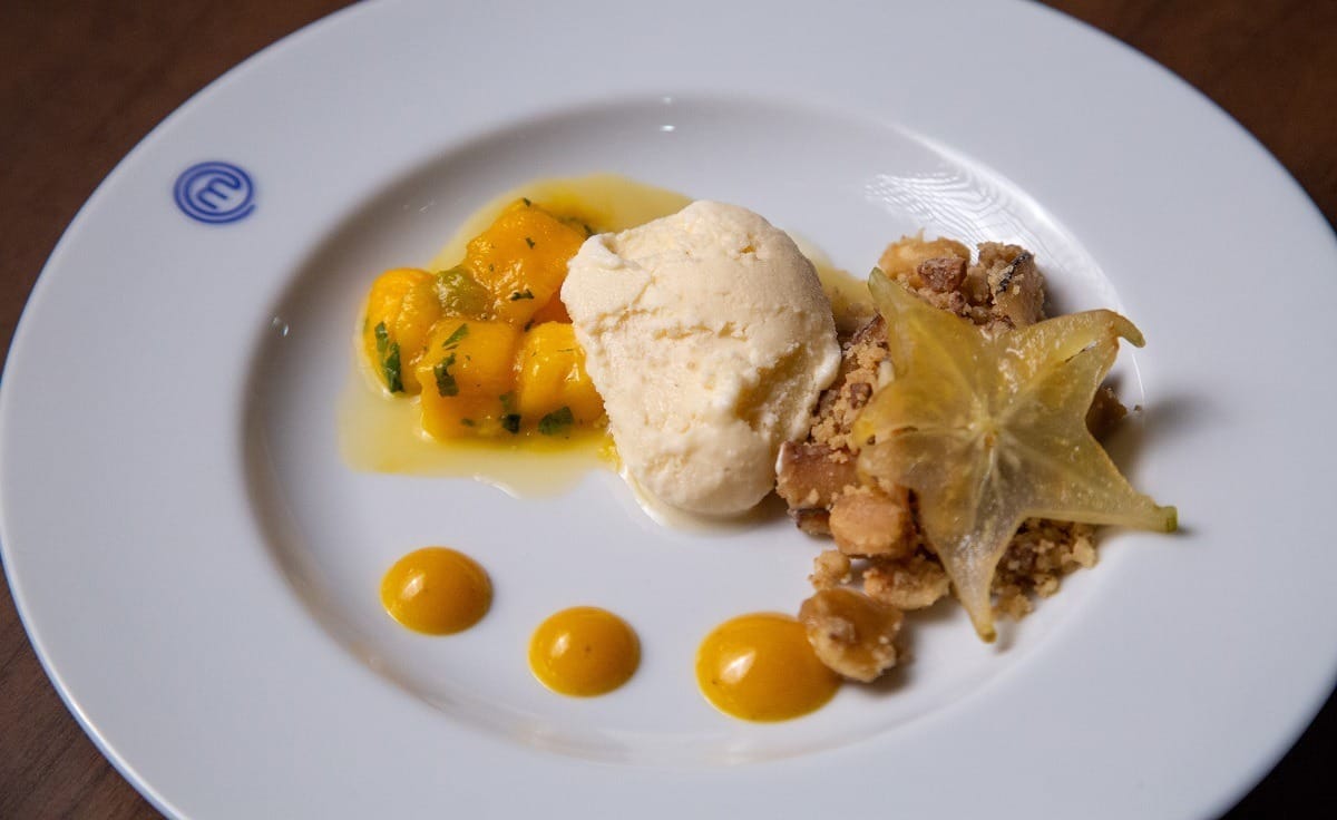 Sorvete de cumaru com gel de tucupi, crumble de castanhas com lascas de coco, creme de cupuaçu, pé de moça e tartar de manga | Band Receitas