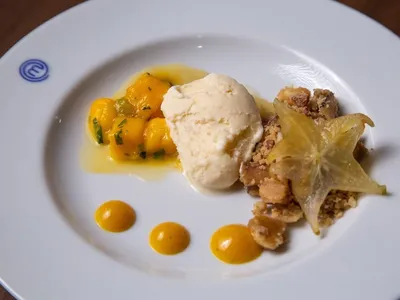 Sorvete de cumaru com gel de tucupi, crumble de castanhas com lascas de coco, creme de cupuaçu, pé de moça e tartar de manga | Band Receitas