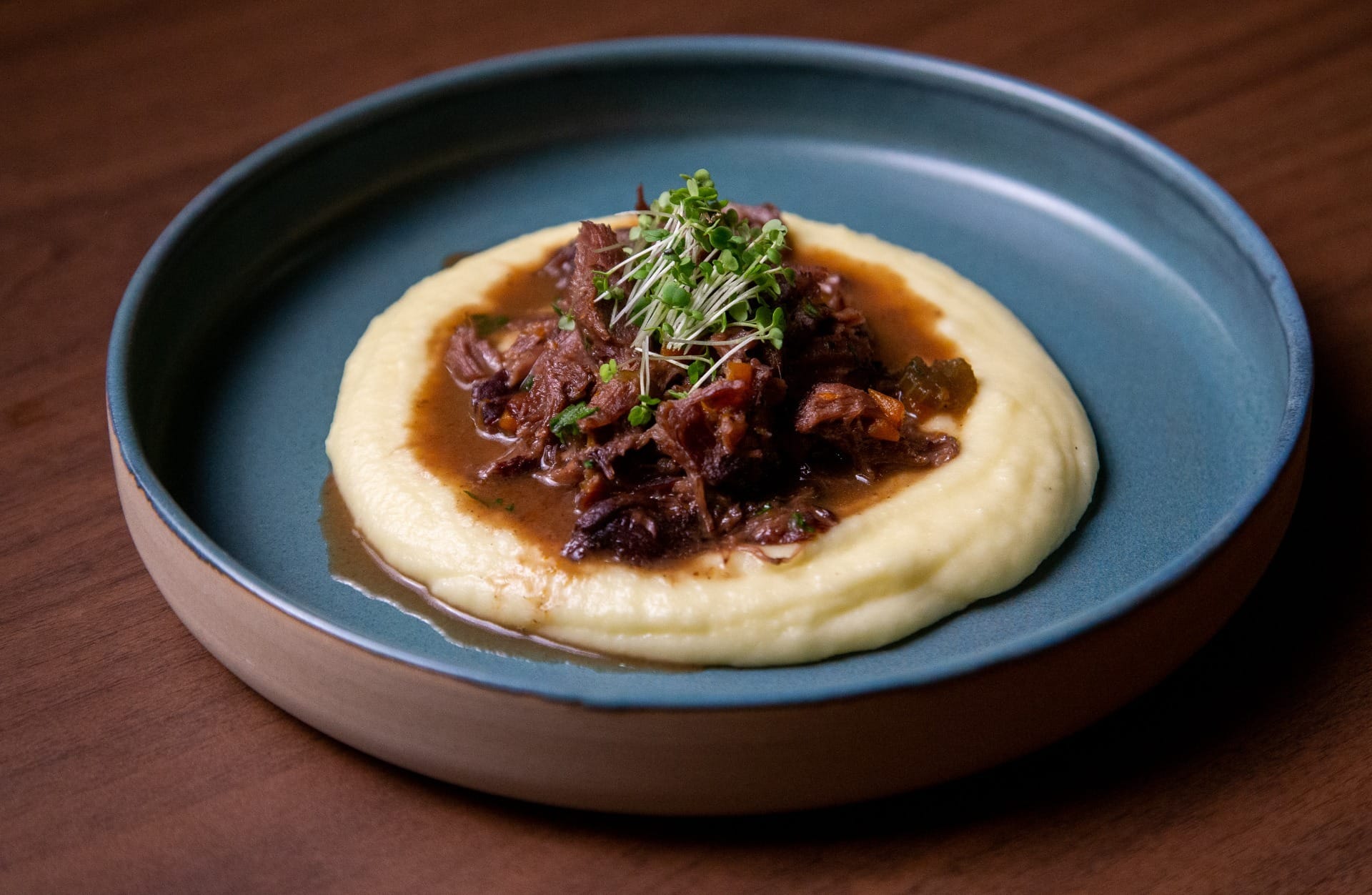 Surf 'n' turf de bochecha de porco com garum de ostras | Band Receitas