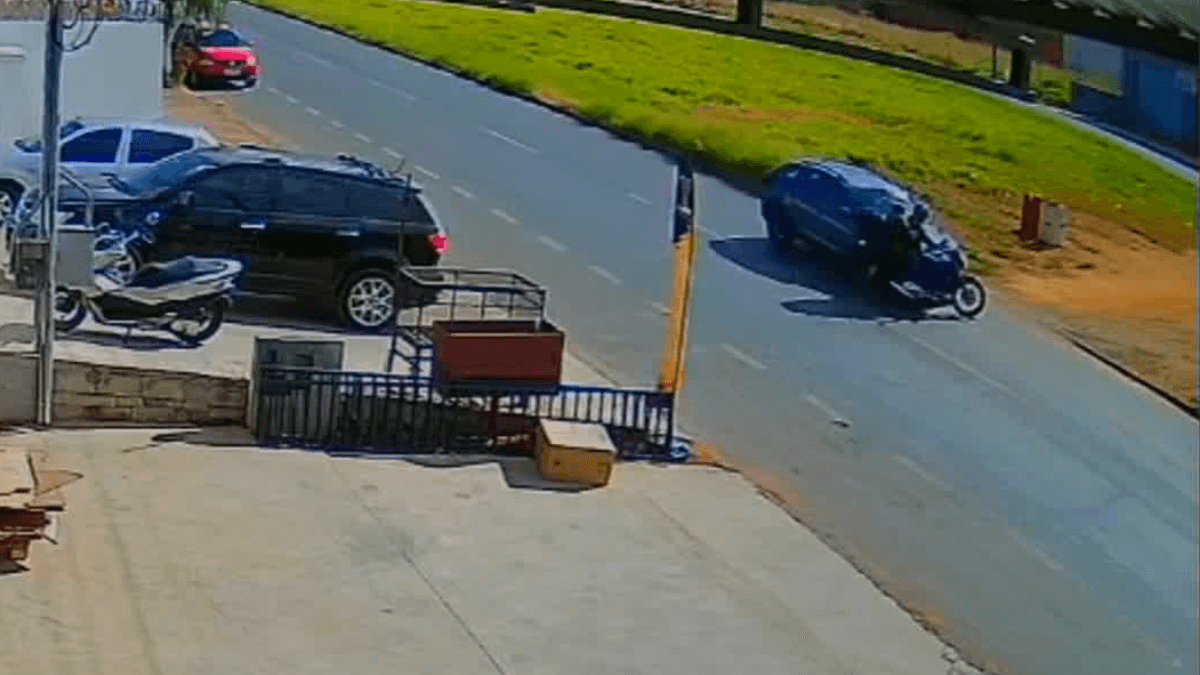 Vídeo: motociclista e garupa morrem atropelados após batida em Goiânia (GO)