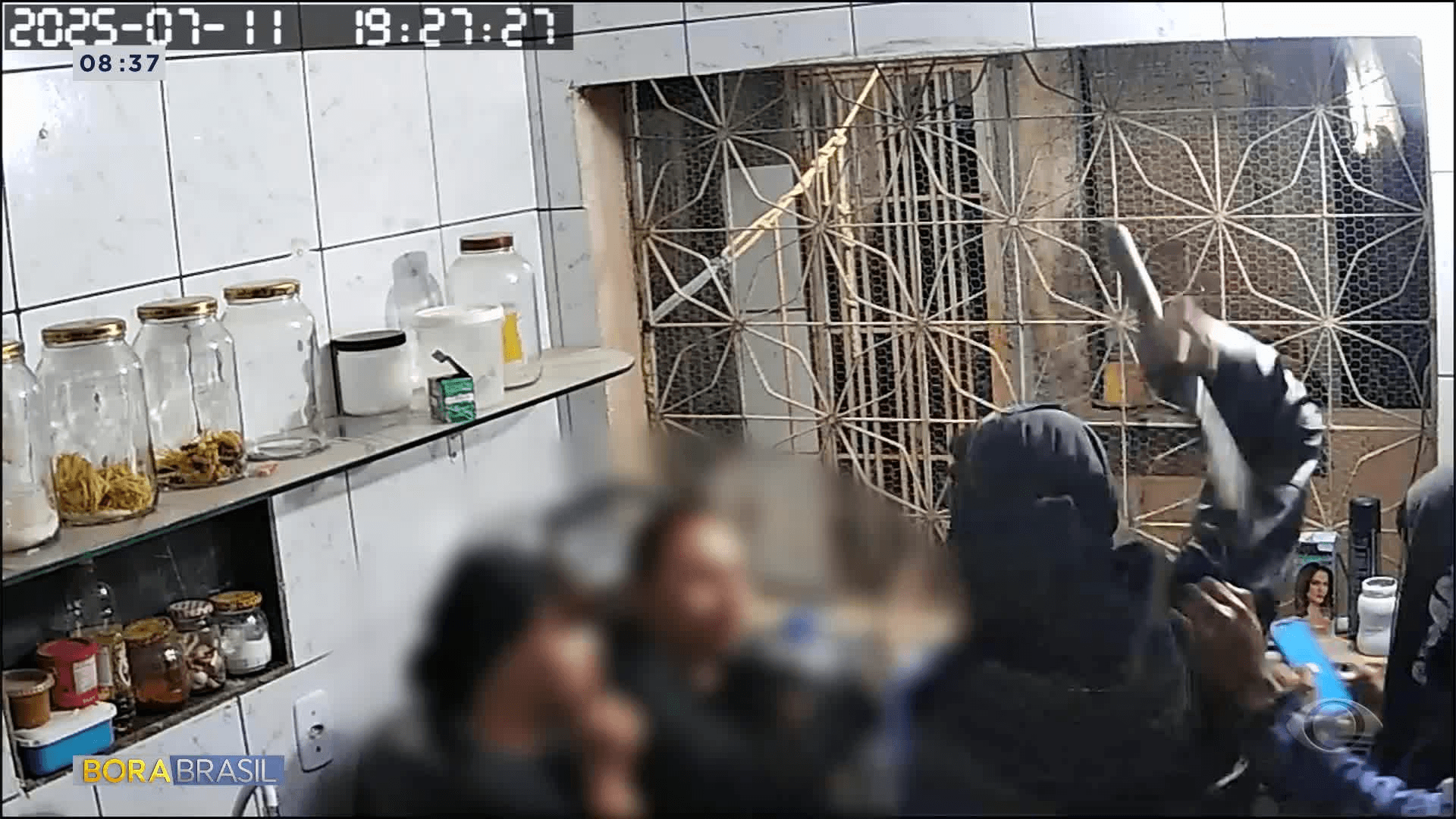 Criminosos invadem casa e ameaçam família com uma machadinha em Goiás