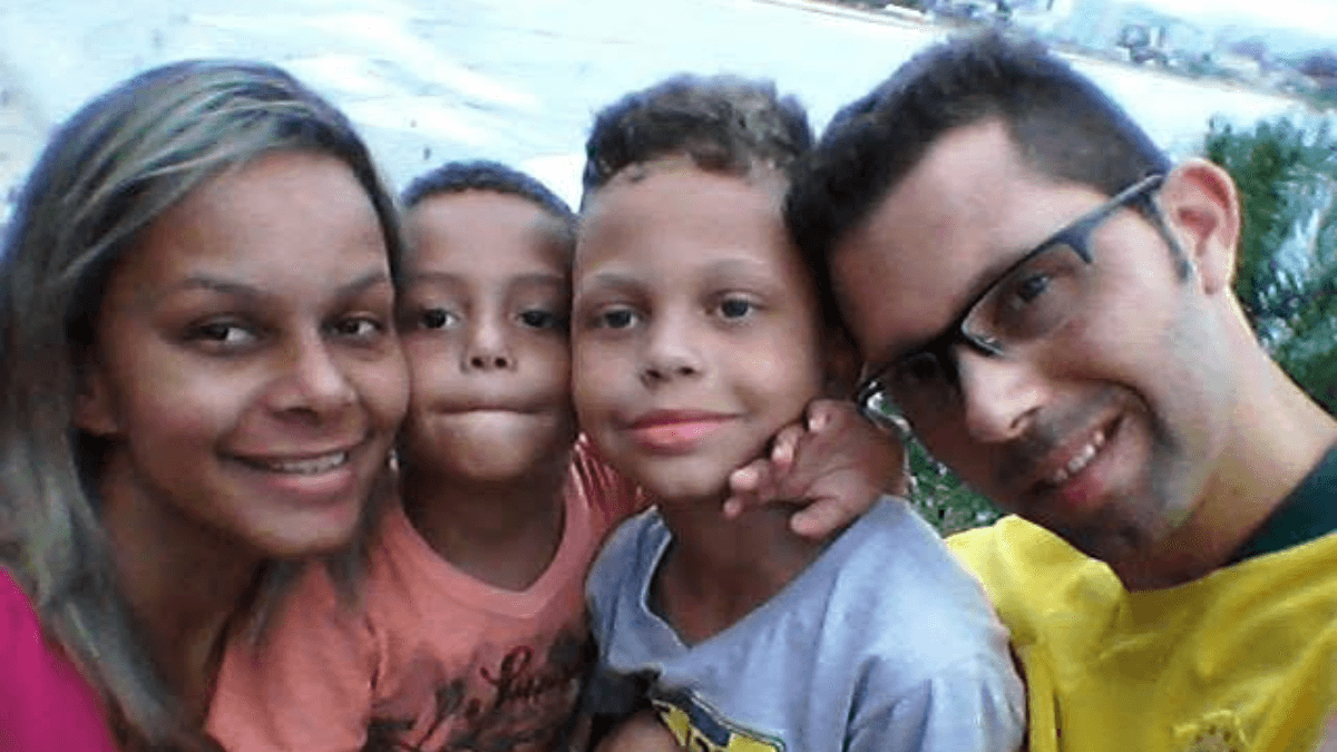Fernanda e Eliabe junto com os dois filhos (Foto: Arquivo pessoal/Band FM)