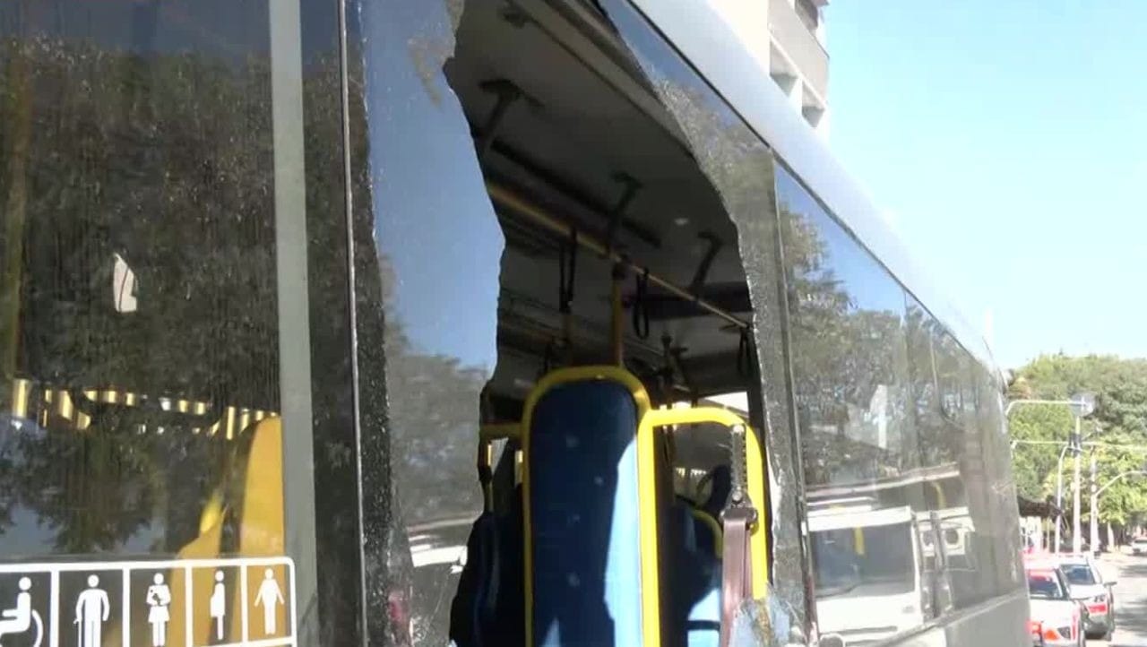Mais de mil ônibus foram depredados em São Paulo em pouco mais de um mês
