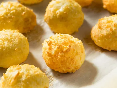 Pão de queijo em 10 minutos: receita preguiçosa e queijuda é feita na frigideira