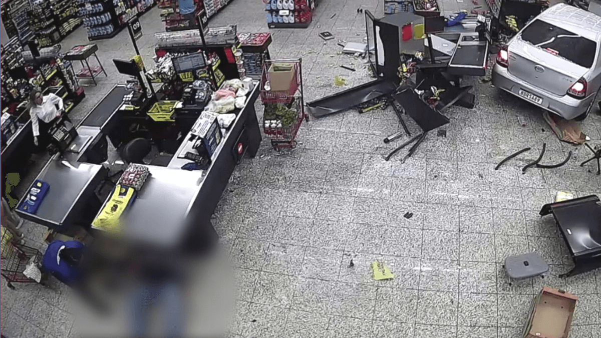 Vídeo: homem perde o controle do carro e invade mercado em Foz do Iguaçu (PR)